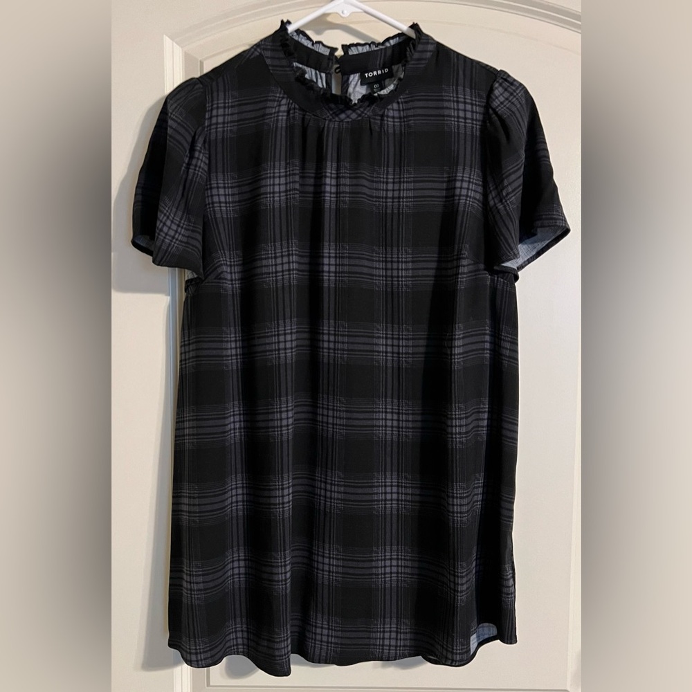 Torrid Black and Purple High Ruffle Trim Neck Flutter
Sleeve Top Size 00